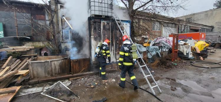 Incendiu izbucnit pe strada Fabricii din Cluj-Napoca! Un container în care sunt depozitate cauciucuri a luat foc