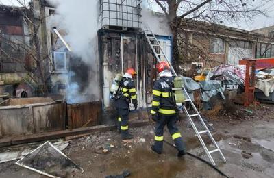 Incendiu izbucnit pe strada Fabricii din Cluj-Napoca! Un container în care sunt depozitate cauciucuri a luat foc