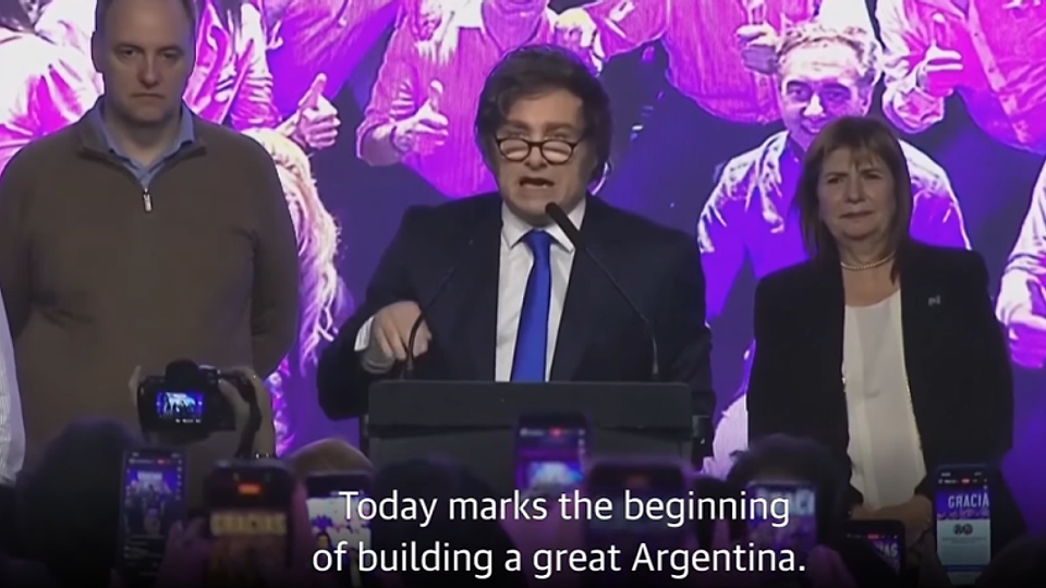 Javier Milei a obținut o victorie zdrobitoare la alegerile din Argentina. Toate proiecțiile analiștilor și ale sondajelor de opinie au fost date peste cap