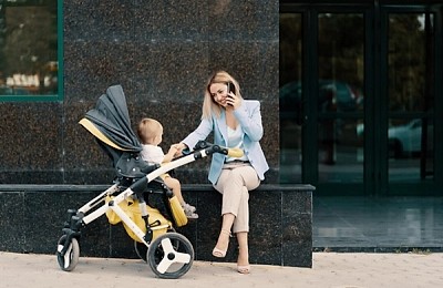 5 trucuri de stil pentru femeile care jonglează între carieră și maternitate