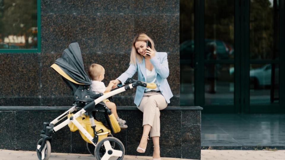 5 trucuri de stil pentru femeile care jonglează între carieră și maternitate