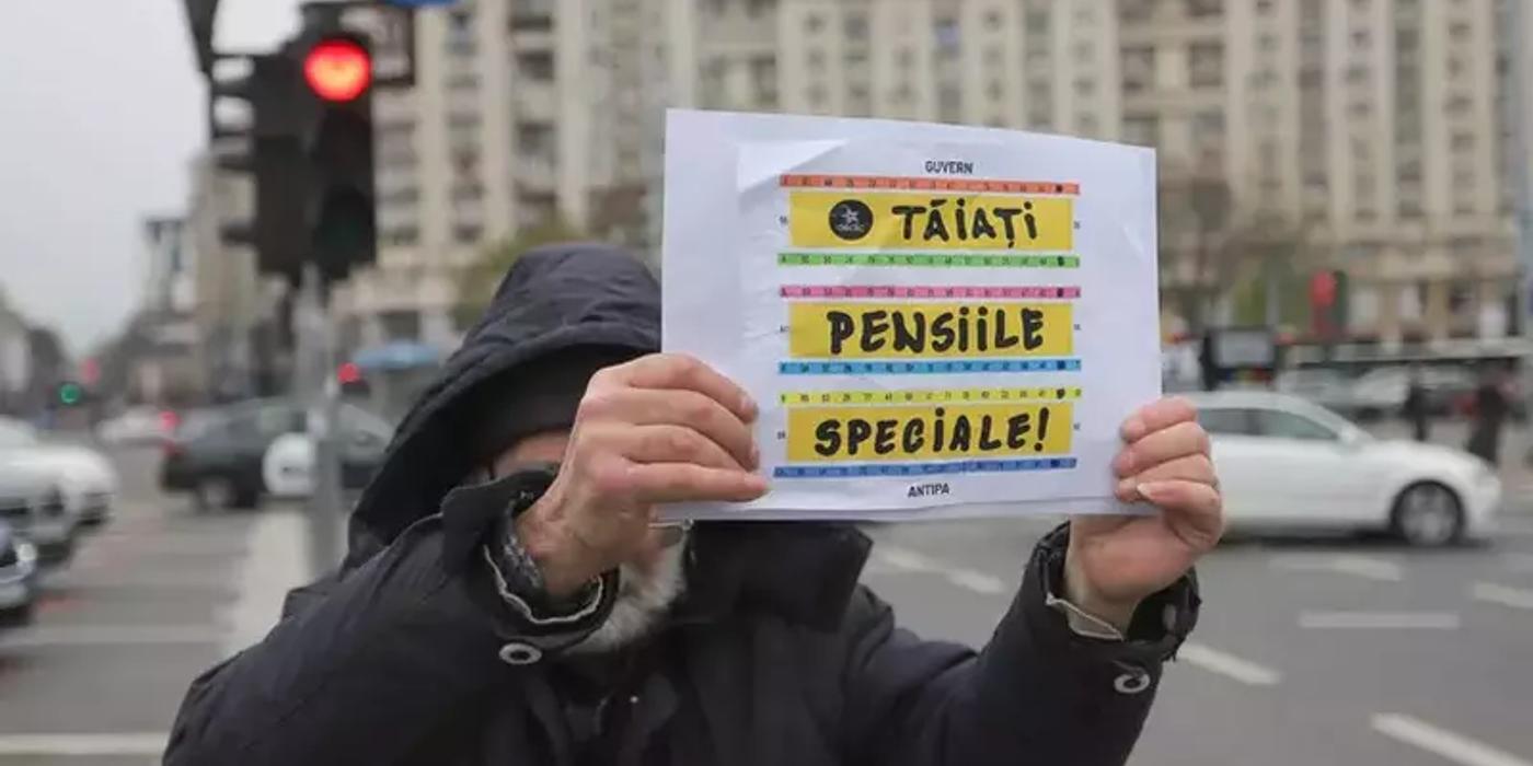 Protest în Piaţa Victoriei: „Tăiaţi pensiile speciale”