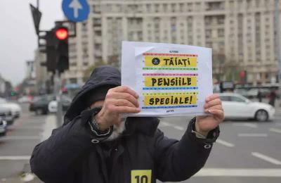 Protest în Piaţa Victoriei: „Tăiaţi pensiile speciale”