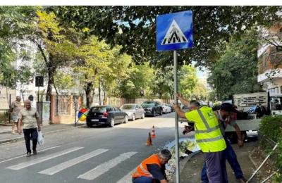 Echipele Administrației Străzilor au refăcut marcajelor rutiere din zonele unde se află școli, grădinițe și licee, în București