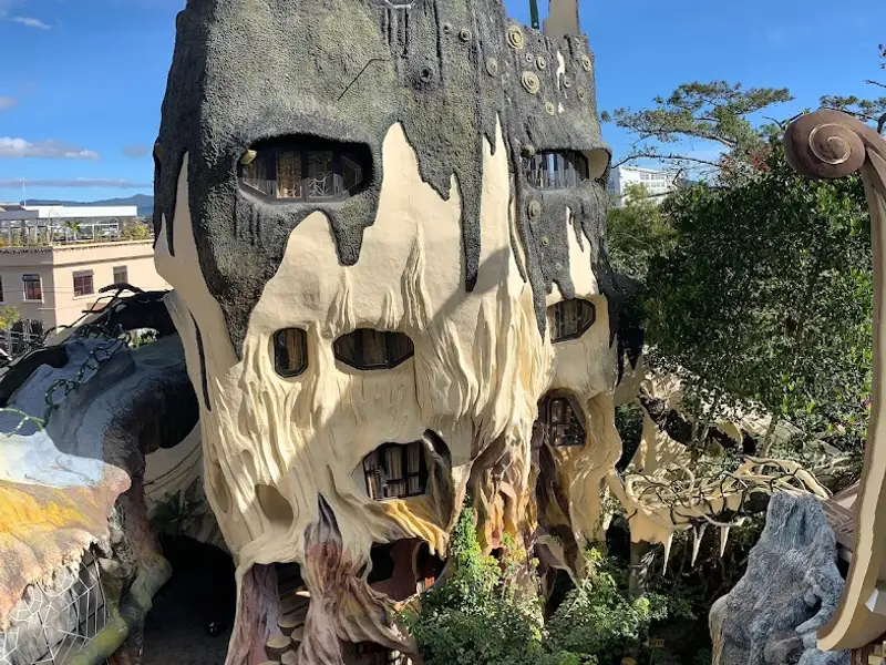 Hotelul Hang Nga și povestea arhitecturii sale neobișnuite