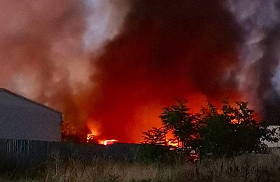 Incendiu puternic la un depozit din Dragonul Roșu. Flăcările au cuprins 2.000 de metri pătrați. 16 autospeciale intervin