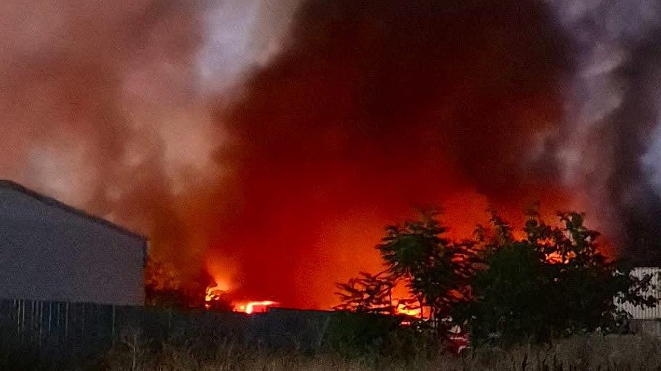 Incendiu puternic la un depozit din Dragonul Roșu. Flăcările au cuprins 2.000 de metri pătrați. 16 autospeciale intervin