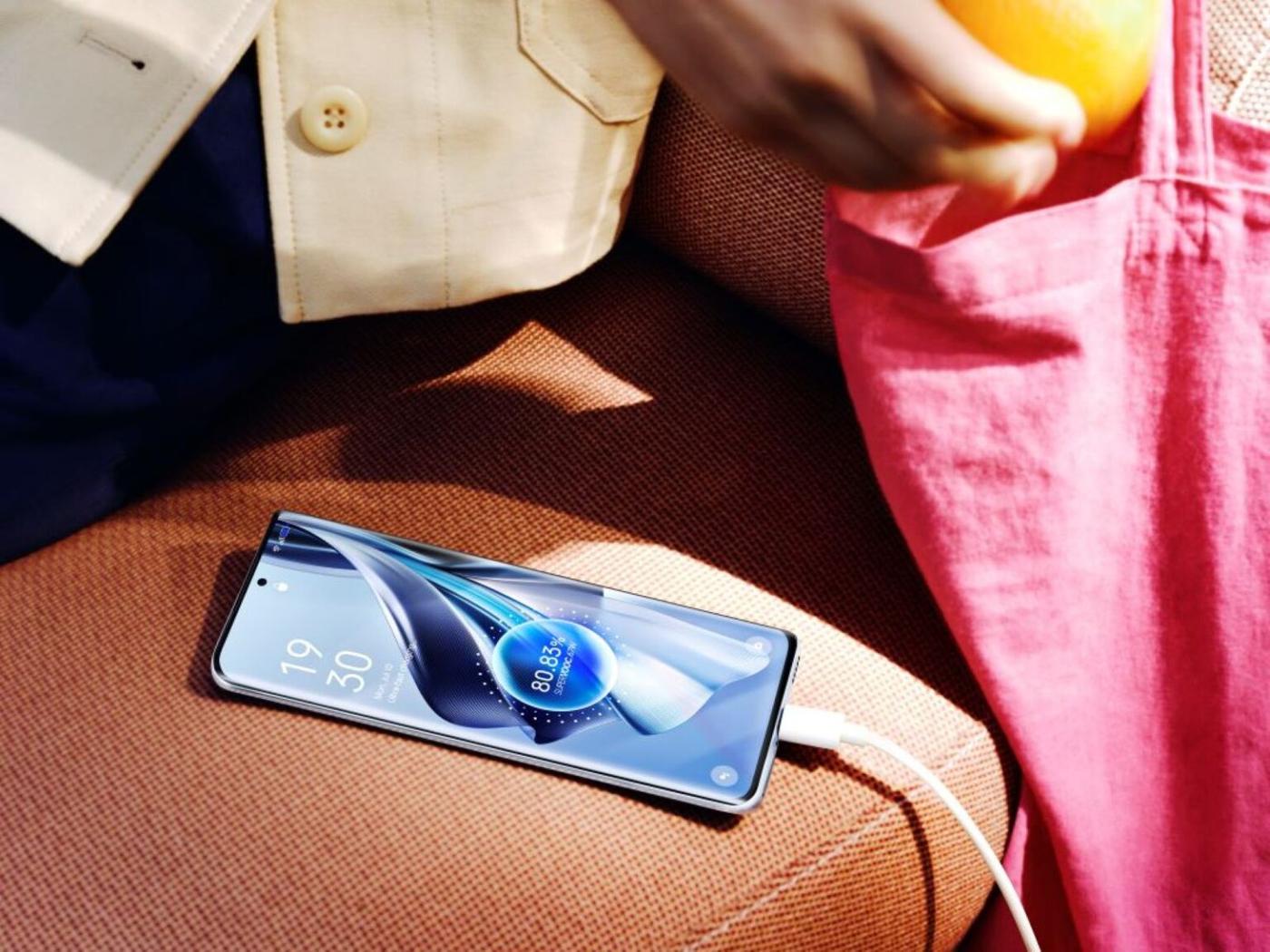 Ecranul AMOLED și încărcarea rapidă a smartphone-ului OPPO Reno10, preferatele pasionaților de tehnologie