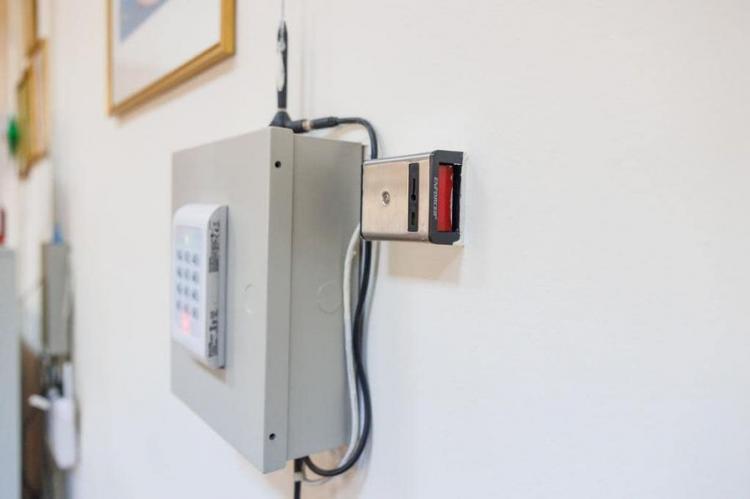 64 butoane de panică au fost instalate în 54 de școli și grădinițe din Cluj, pentru siguranța elevilor clujeni