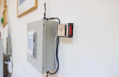 64 butoane de panică au fost instalate în 54 de școli și grădinițe din Cluj, pentru siguranța elevilor clujeni