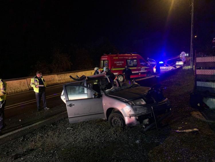 Accident de circulație pe Calea Turzii! O mașină s-a izbit de paarapetul de beton, marți seara