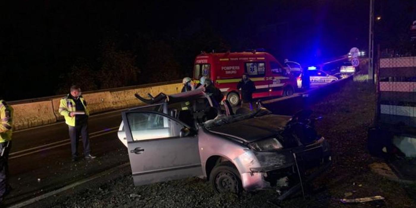 Accident de circulație pe Calea Turzii! O mașină s-a izbit de paarapetul de beton, marți seara