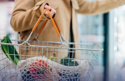 FAO: Preţurile alimentare mondiale au scăzut în 2023 cu 13,7%. Decalajul între scăderea cursurilor pe pieţele agricole şi inflaţia la raioanele supermarketurilor nu îi permite încă consumatorului să simtă această scădere. Zahărul, mai scump cu 26,7%