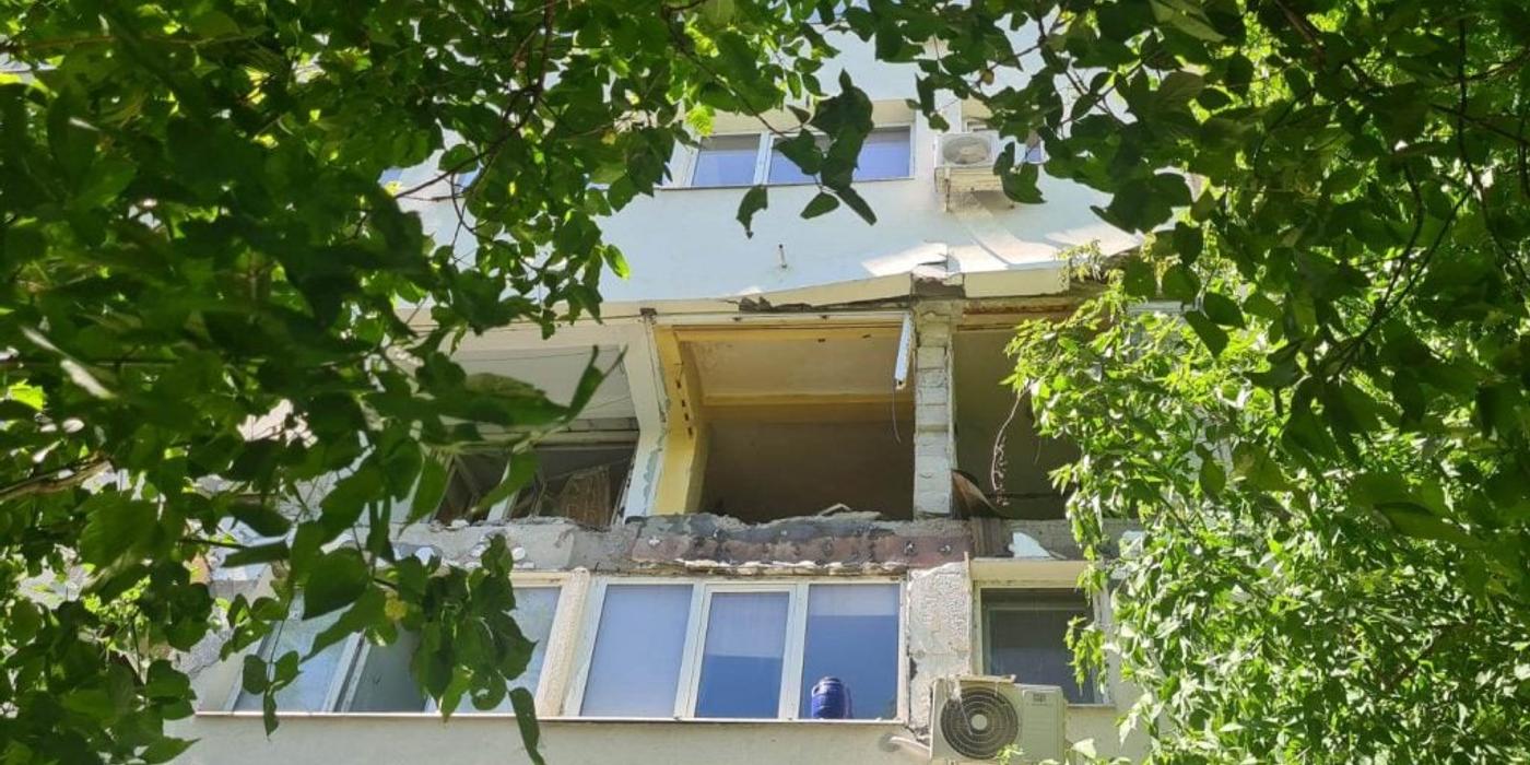 Explozie puternică într-un bloc din sectorul 3 al Capitalei. O persoană prinsă sub o placă de beton, scoasă în viață de salvatori. FOTO