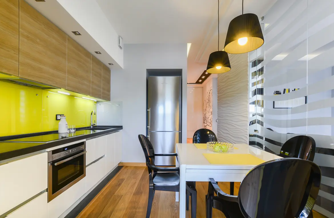 Apartament de 2 camere amenajat modern cu accente de galben