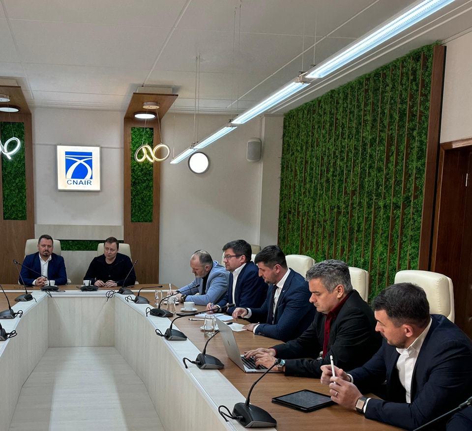 Întâlnire pe tema colaborării dintre CNAIR şi Consiliul Judeţean Iaşi pentru realizarea A8 / Cristian Pistol: Va asigura Moldovei, pentru prima dată în istoria României, o conexiune modernă cu Europa de Vest dar şi cu Portul Constanţa şi cu Muntenia
