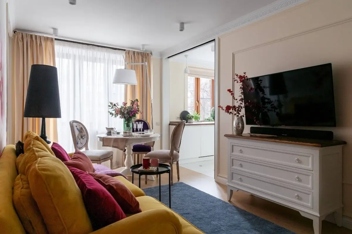 Un apartament de 45 mp a devenit locuinta perfecta pentru o tanara ambitioasa si romantica