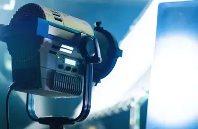 Videoproiector normal sau videoproiector laser? Cum să alegi cea mai bună opțiune pentru nevoile tale