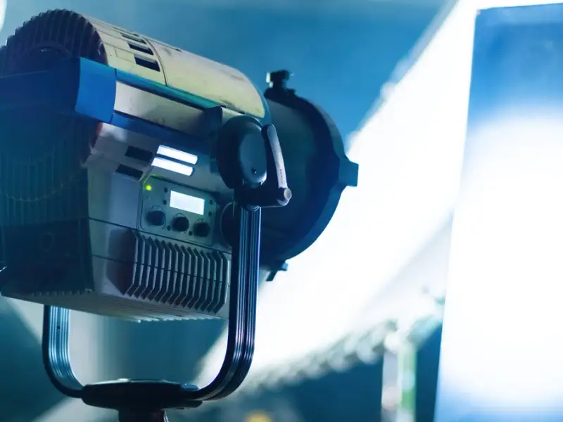 Videoproiector normal sau videoproiector laser? Cum să alegi cea mai bună opțiune pentru nevoile tale