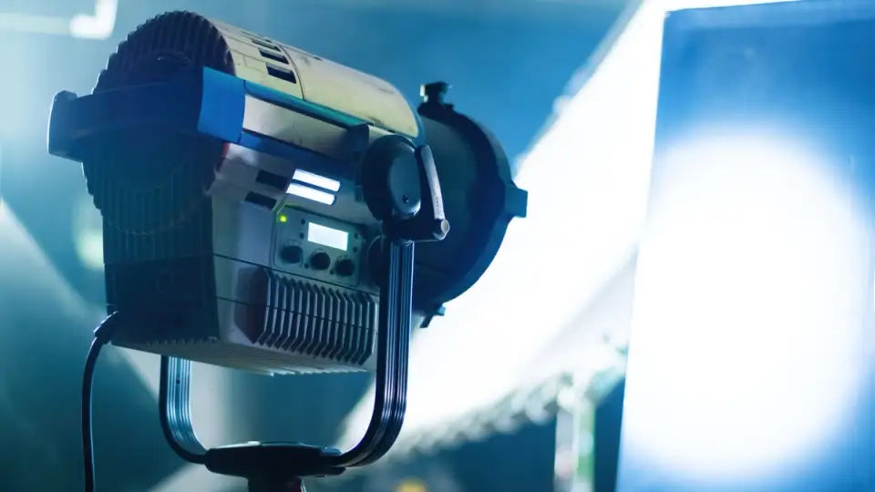 Normal Projector vs. Laser Projector: How to Choose the Best Option for Your Needs