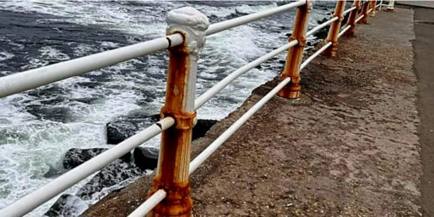 Alertă pe faleza Cazinoului din Constanța: Balustrada ruginită, un pericol real pentru turiști