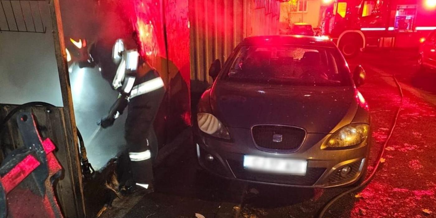 Mai multe pubele de gunoi au luat foc noaptea trecută pe strada Teodor Mihali din Cluj-Napoca