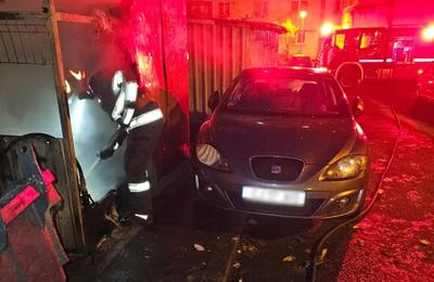 Mai multe pubele de gunoi au luat foc noaptea trecută pe strada Teodor Mihali din Cluj-Napoca