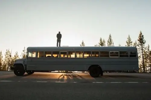 Reconditionarea remarcabila a unui autobuz vechi facuta de catre un elev