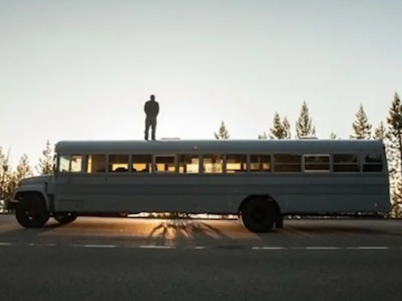 Reconditionarea remarcabila a unui autobuz vechi facuta de catre un elev
