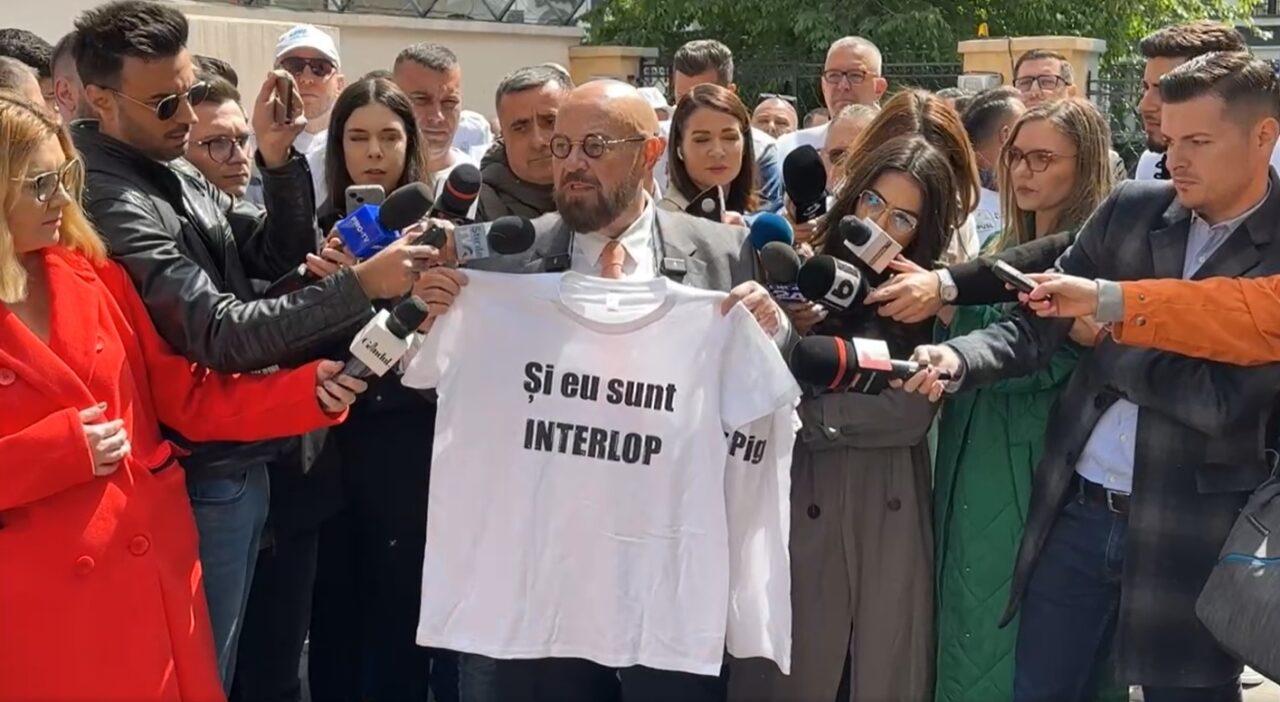 Cristian Popescu Piedone, oficial candidat la Primăria Capitalei. A venit cu tricouri cu mesaje speciale pentru contracandidații lui