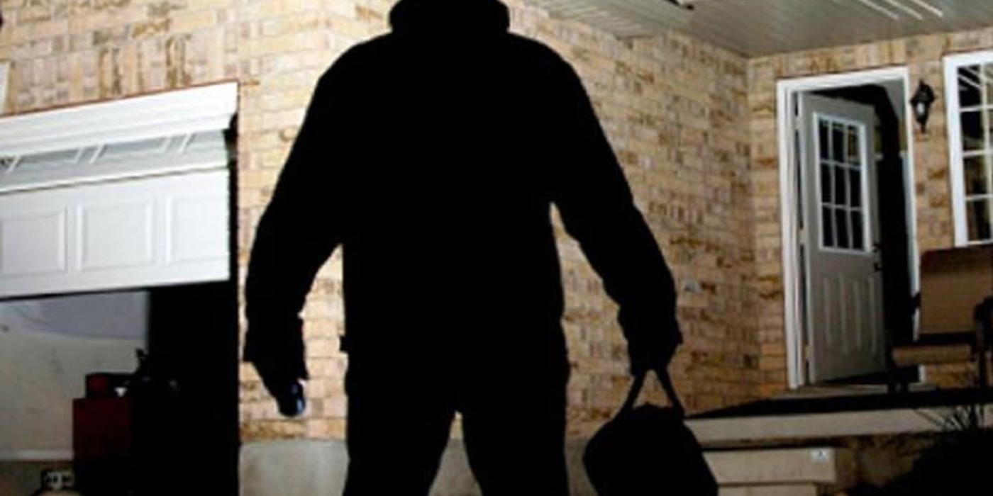 Un bărbat de 71 de ani a rămas fără unelte și țuică după ce a fost prădat de hoți