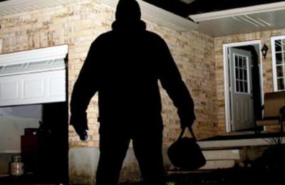 Un bărbat de 71 de ani a rămas fără unelte și țuică după ce a fost prădat de hoți