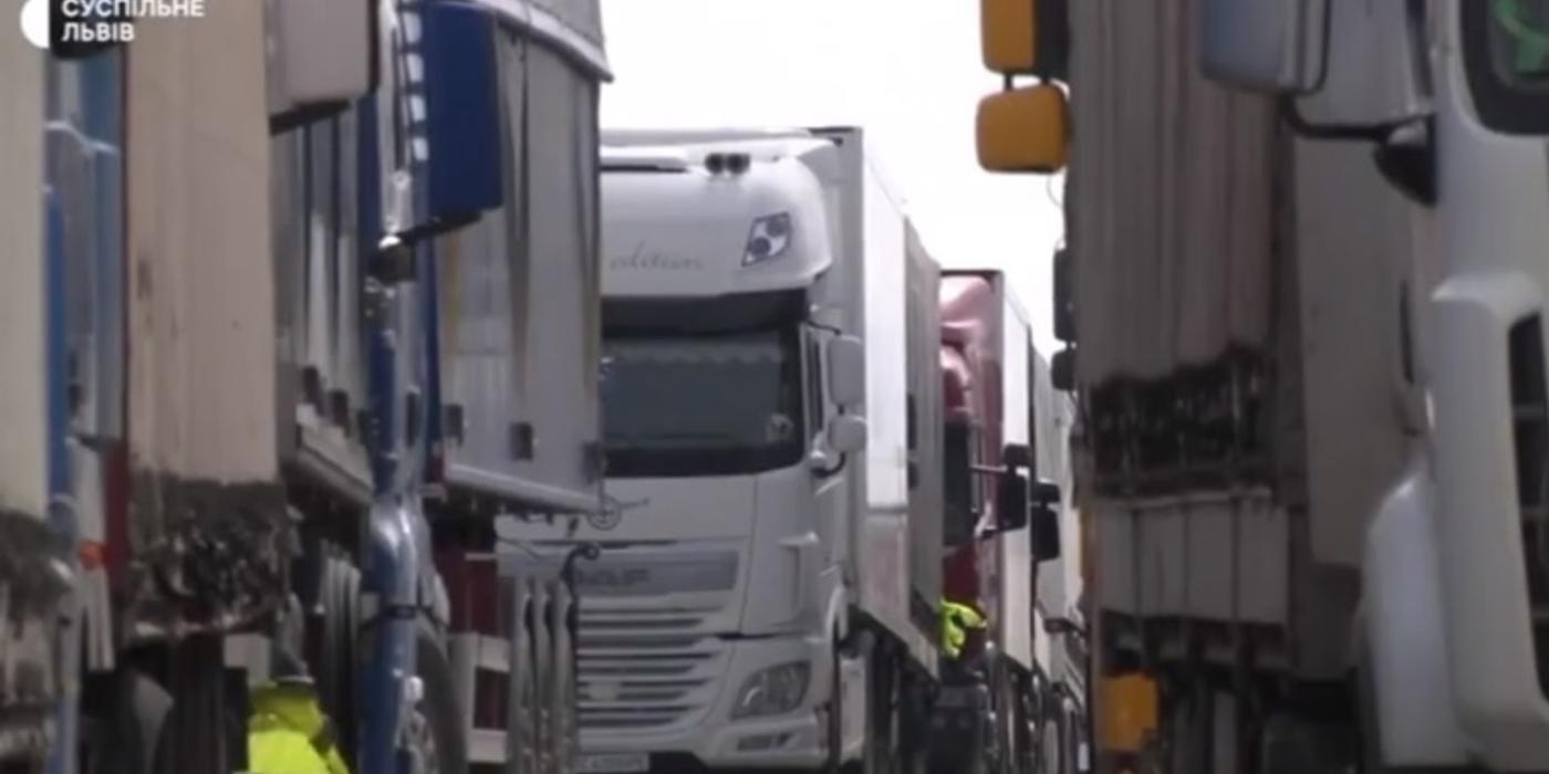 Camioanele ucrainene au început să intre în Polonia la una dintre vămi, după ce fermierii polonezi au ridicat blocada, potrivit Kievului