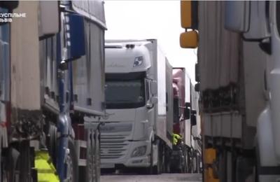 Camioanele ucrainene au început să intre în Polonia la una dintre vămi, după ce fermierii polonezi au ridicat blocada, potrivit Kievului