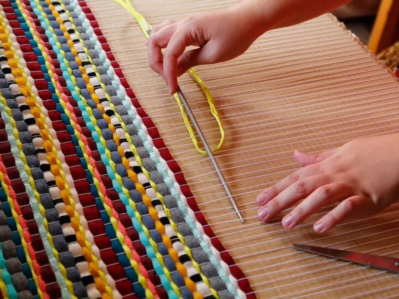 Creează-ți un covor unic din materiale reciclate