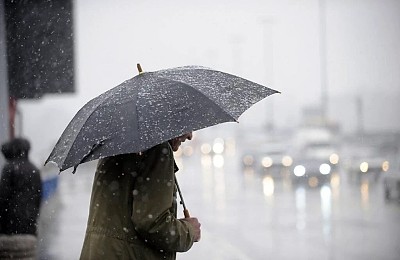Prognoza meteo, 23 ianuarie. Început de weekend cu ploi, ninsori și depuneri de polei