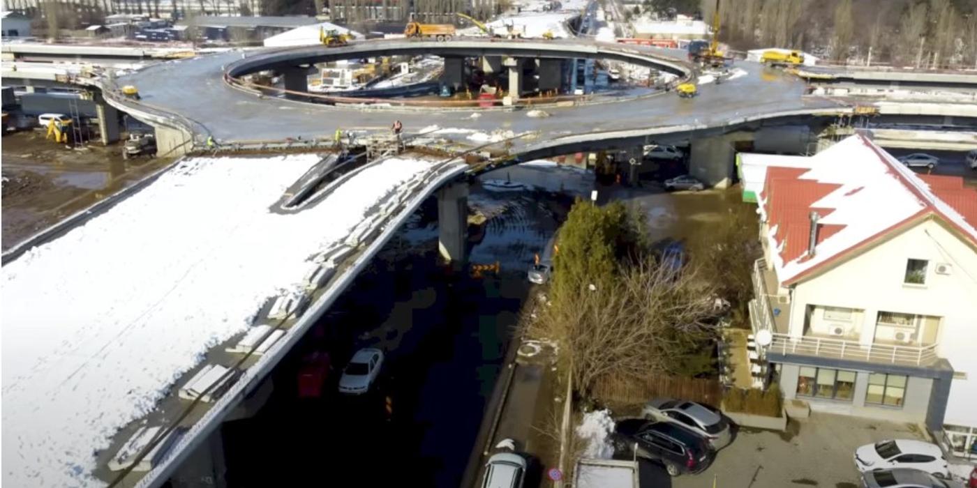 Se muncește la Pasajul Berceni. Se pun borduri și se fac trotuare