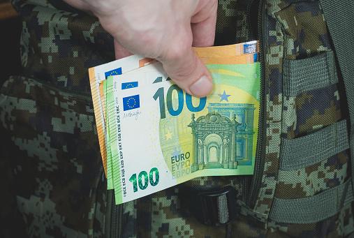 O prostituată din Cluj fiindcă a tâlhârit un bărbat în Piața Gării din Cluj-Napoca