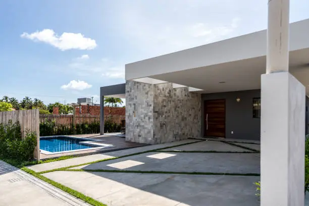 Cum amenajezi exteriorul casei cu piatră naturală