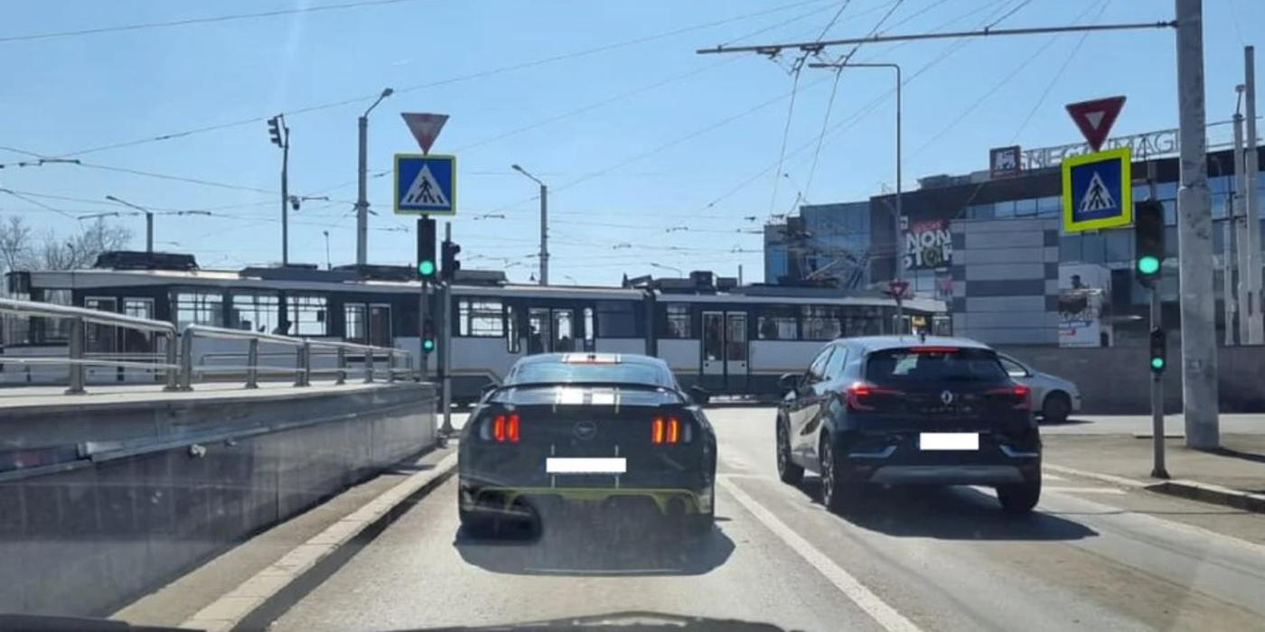 Șoferii sunt sfătuiți să evite zona Piața Sudului din București. Un tramvai s-a blocat la intersecție