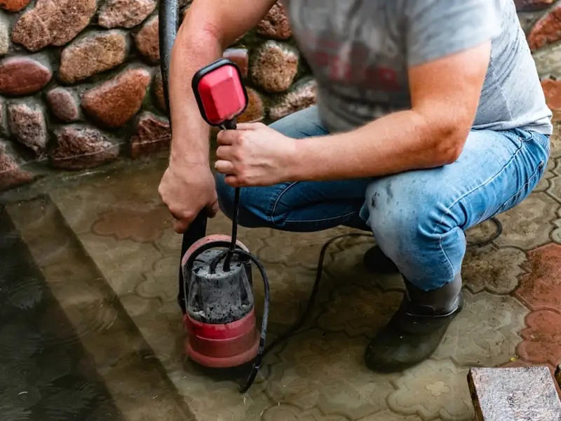 Ai probleme cu evacuarea apei murdare? Ce tip de pompă submersibilă ți se potrivește?