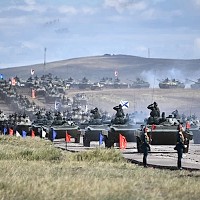 Rusia primește tanchiști chinezi pentru a-i învăța „din experiență” cum să lupte împotriva NATO