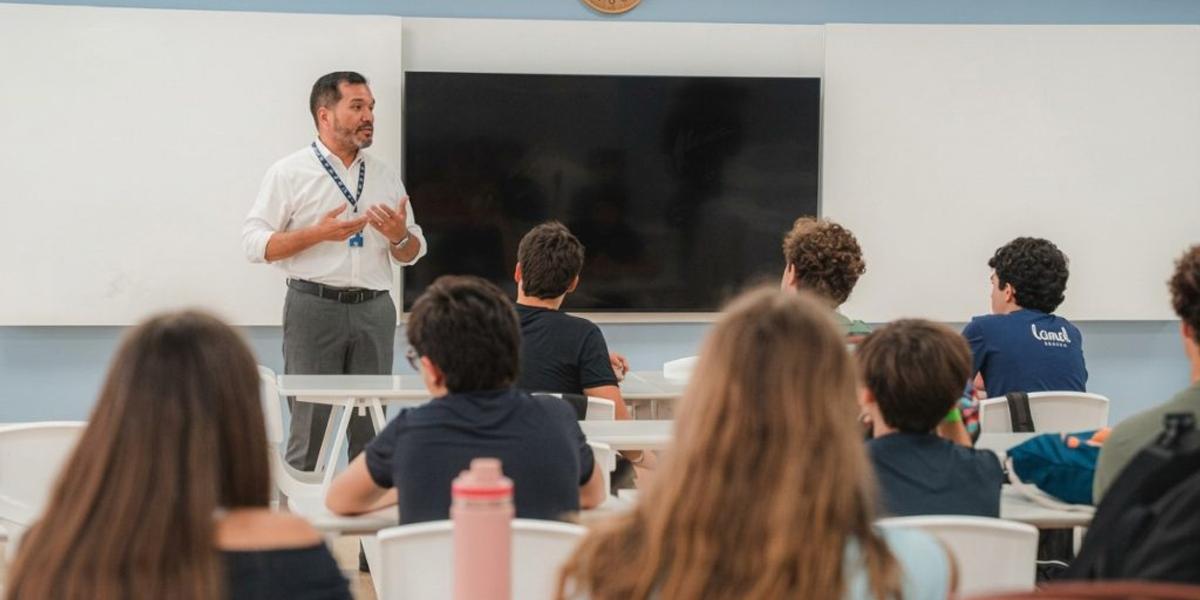 Tot mai mulți elevi români aleg licee în străinătate: Italia și Spania câștigă teren, iar interesul pentru Marea Britanie a scăzut la jumătate în ultimii 5 ani. Experiențele de tip „imersiune academică” devin tot mai căutate