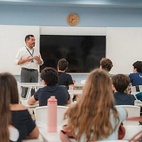 Tot mai mulți elevi români aleg licee în străinătate: Italia și Spania câștigă teren, iar interesul pentru Marea Britanie a scăzut la jumătate în ultimii 5 ani. Experiențele de tip „imersiune academică” devin tot mai căutate