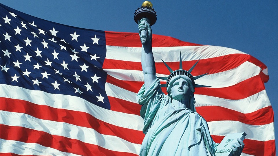 Americanii râd de francezi: Fără noi, vorbeați germană