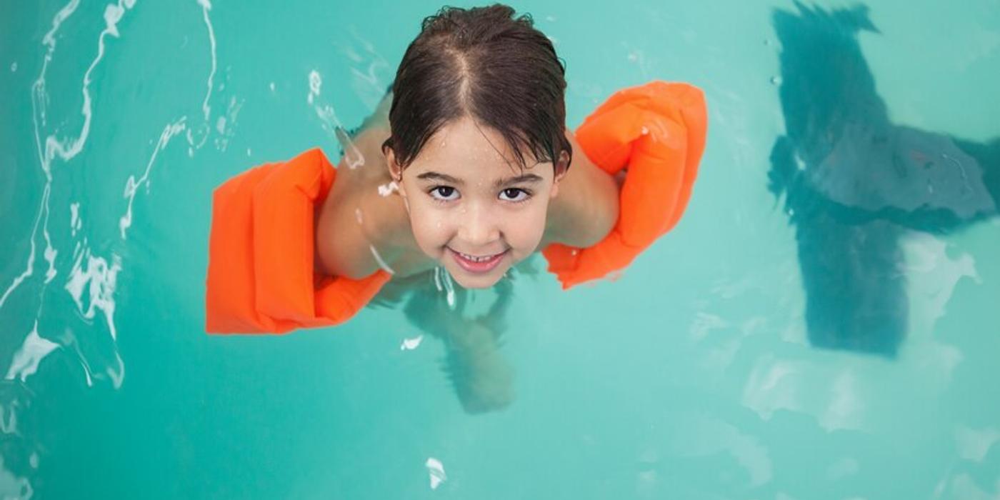 Înotul și copiii cu probleme neuromotorii: Avantaje pentru sănătate