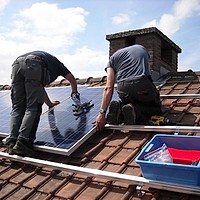 Greșeli frecvente la instalarea panourilor fotovoltaice: factori care reduc randamentul cu 30%