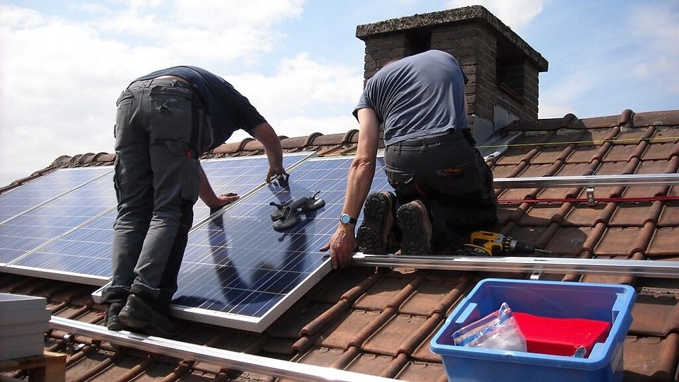 Greșeli frecvente la instalarea panourilor fotovoltaice: factori care reduc randamentul cu 30%