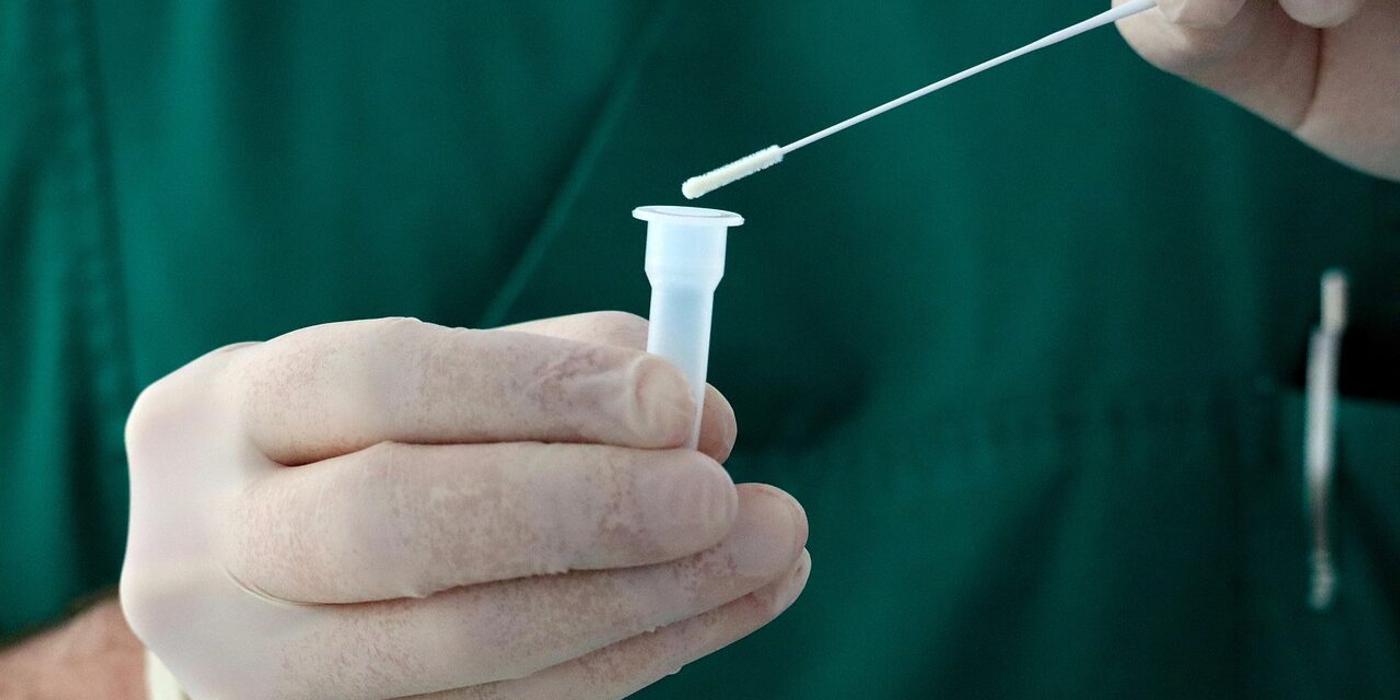 COVID-19 ar putea reactiva virusuri ascunse ani de zile în organism. Ce au observat cercetătorii