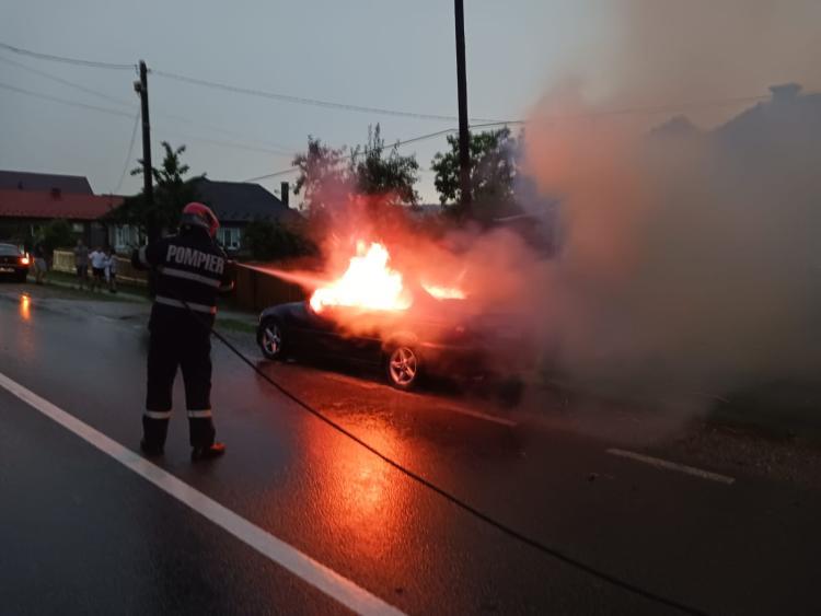 Autoturism cuprins de flăcări, aseară, în localitatea Urișor, județul Cluj